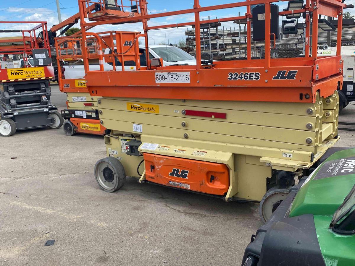 2017 JLG 3246ES