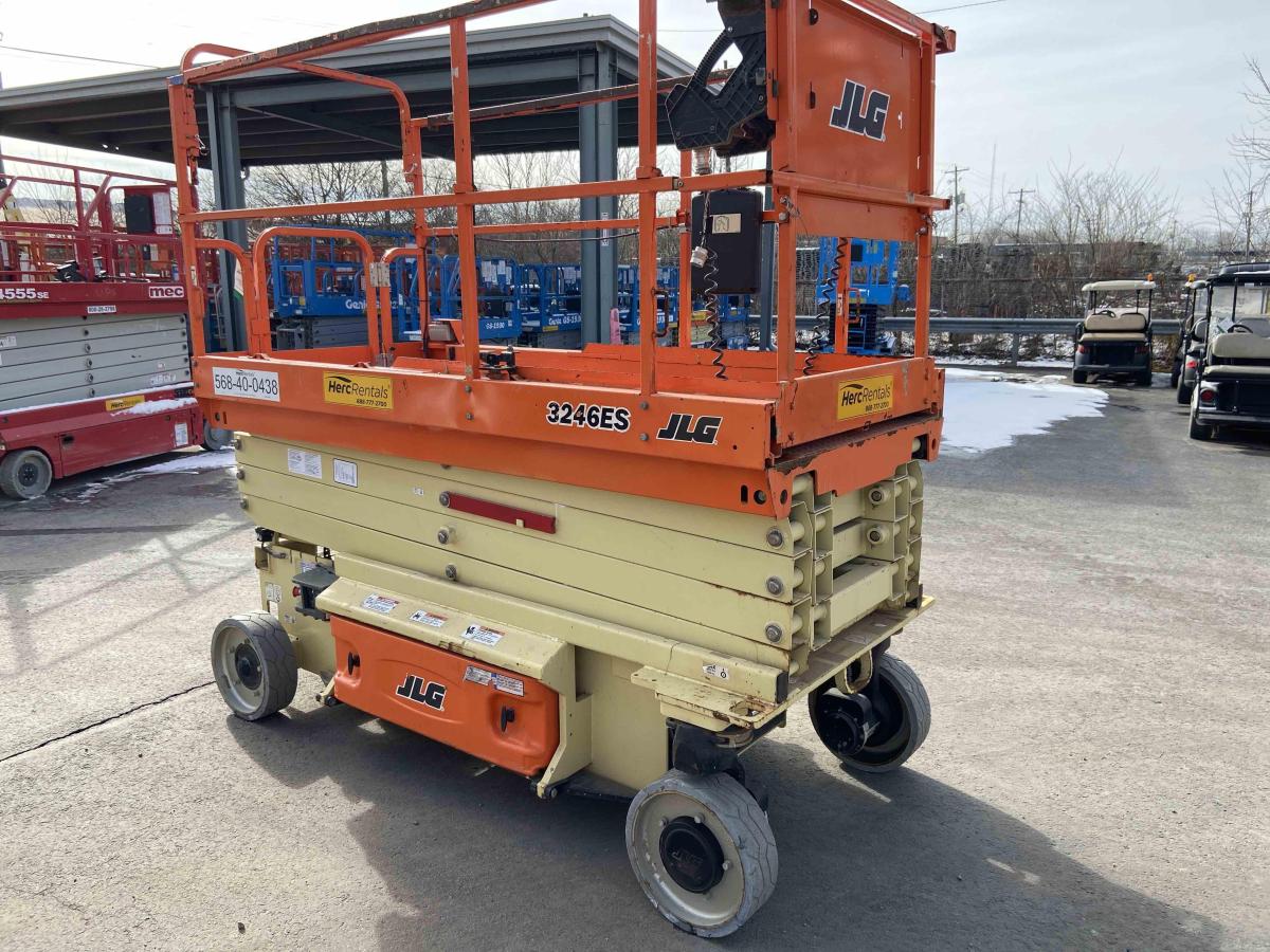 2018 JLG 3246ES