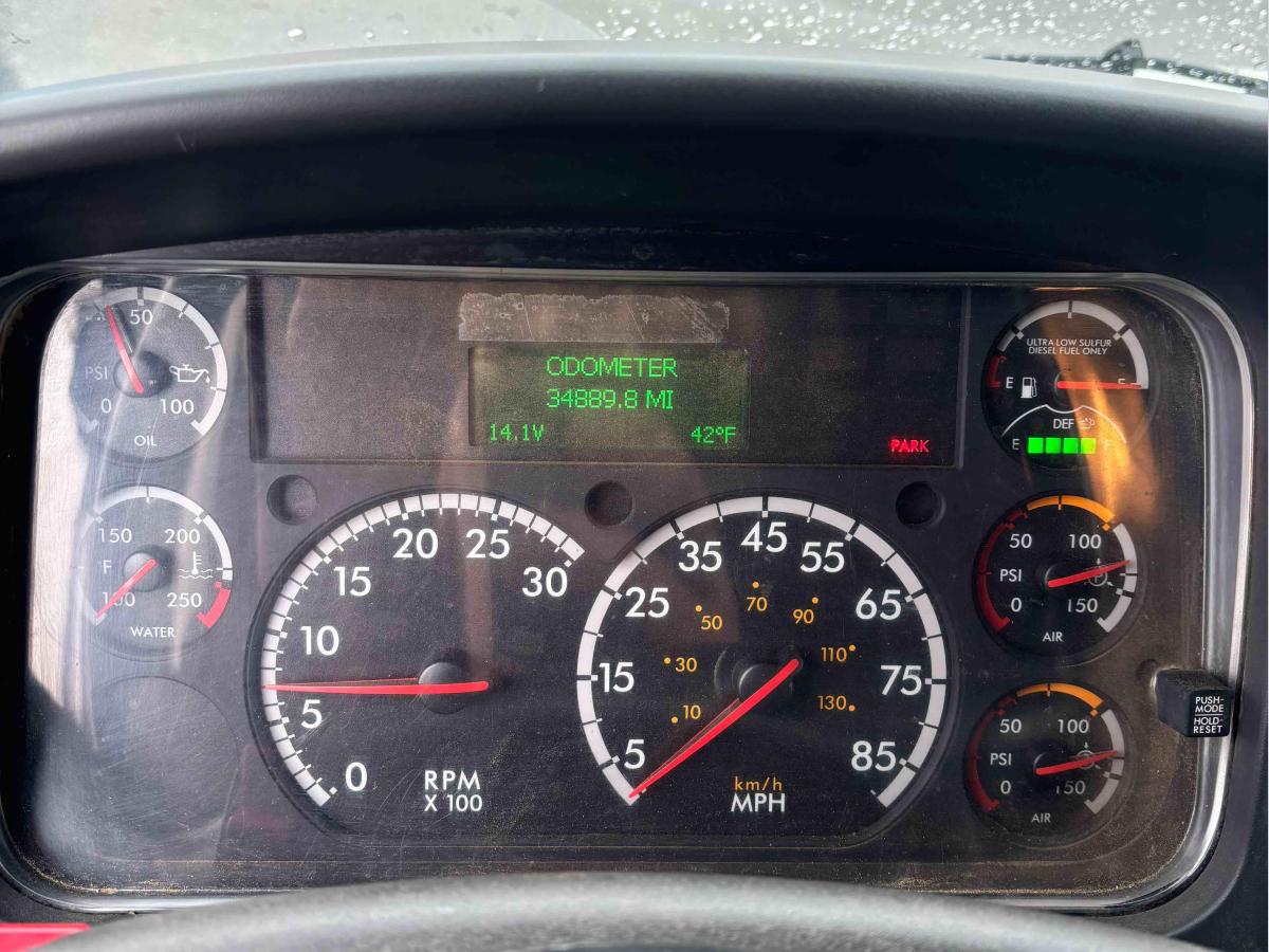 2017 Freightliner M2106
