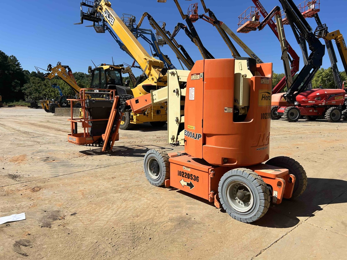 2017 JLG E300AJP-4