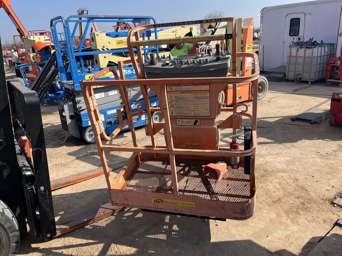 2017 JLG E300AJP-4