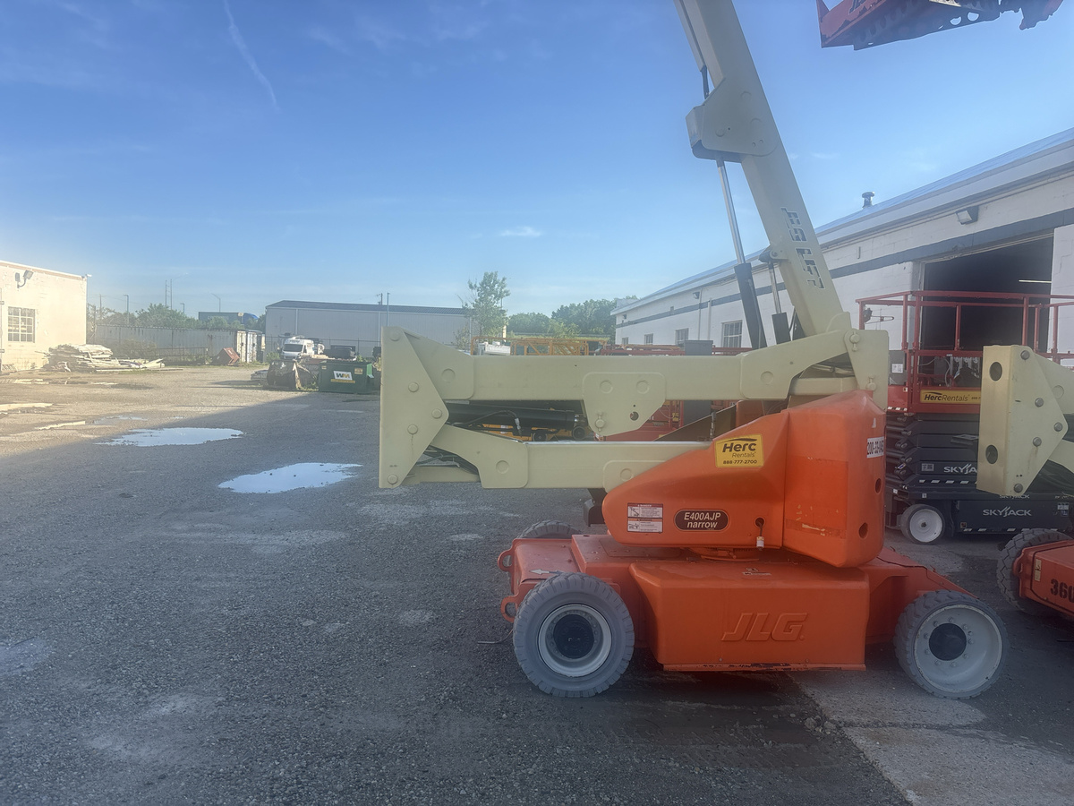 2013 JLG E400AJPN-4