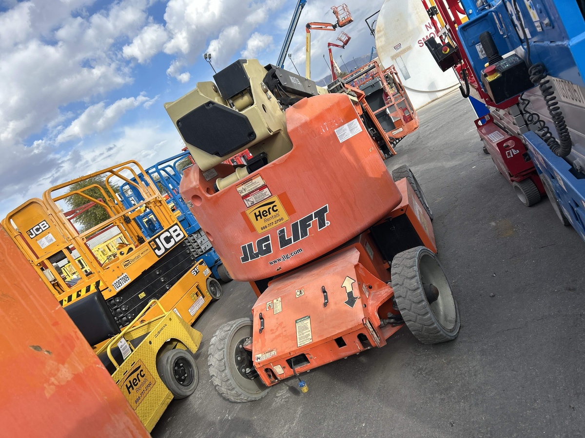 2017 JLG E400AJPN-2