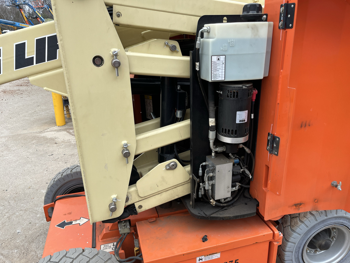2016 JLG E300AJP-8