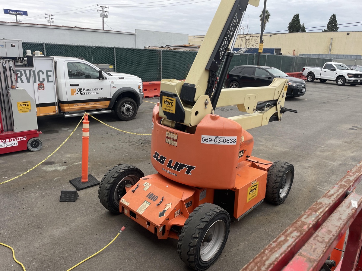 2017 JLG E450AJ-3