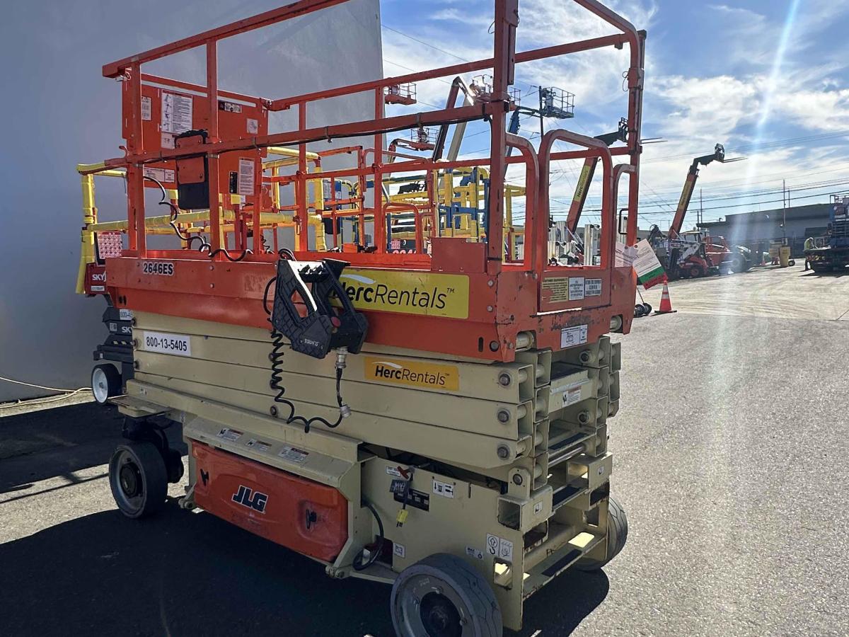 2017 JLG 2646ES