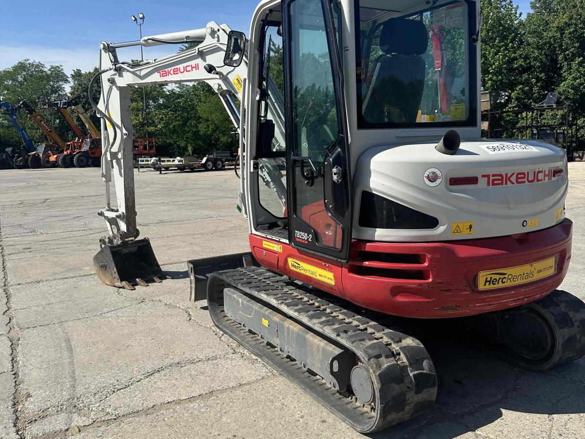 2021 Takeuchi TB250-4