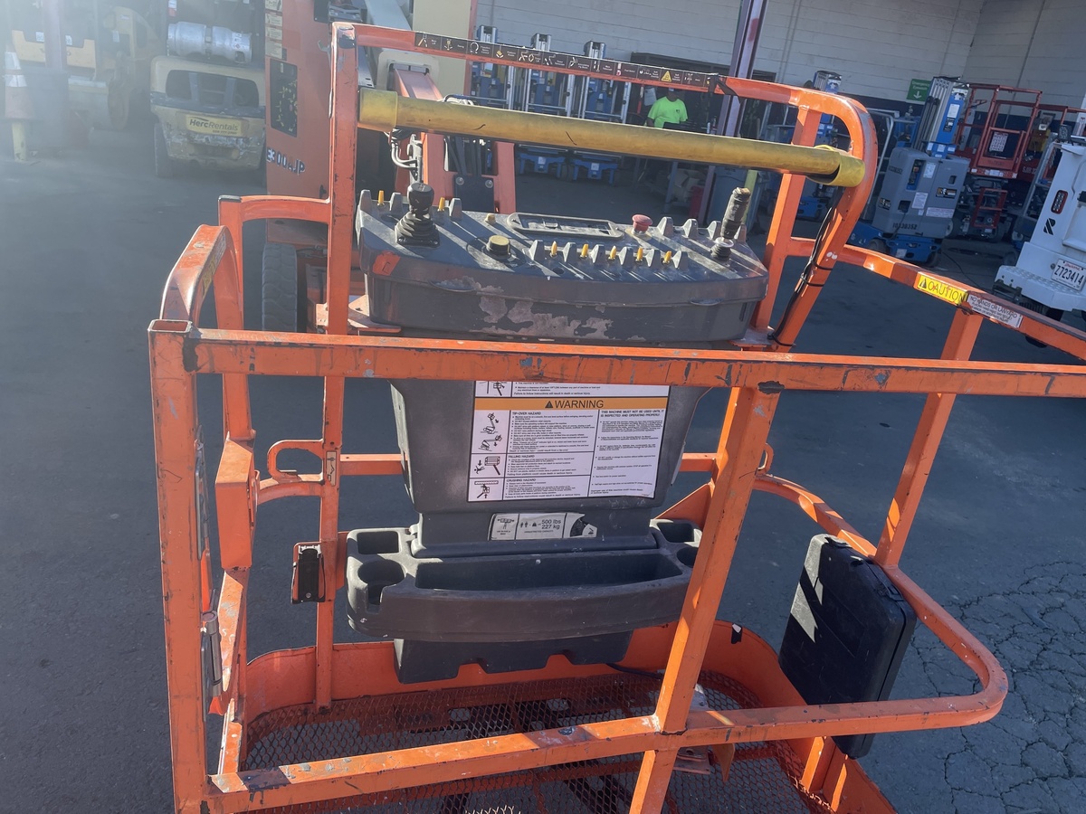 2016 JLG E300AJP-9