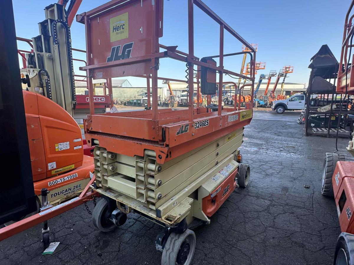 2017 JLG 3246ES