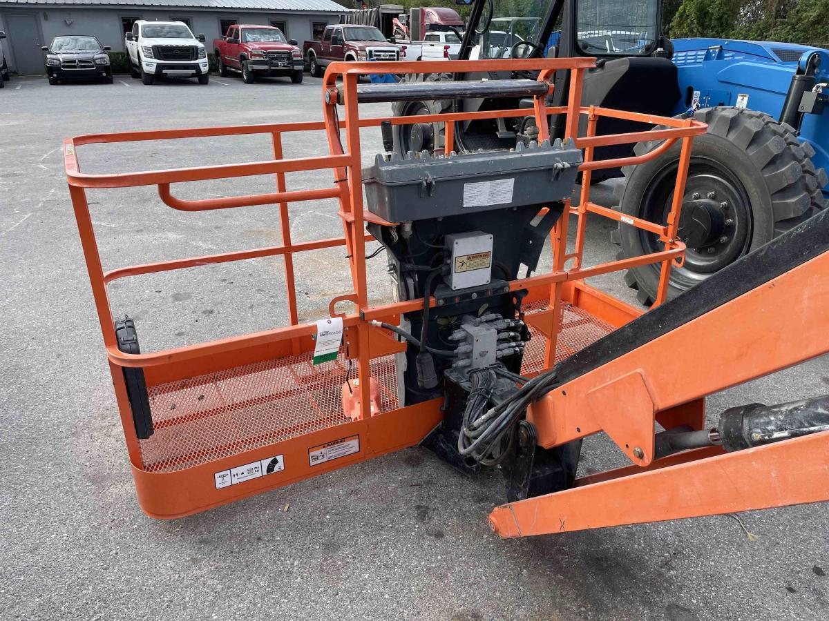 2017 JLG 600AJ