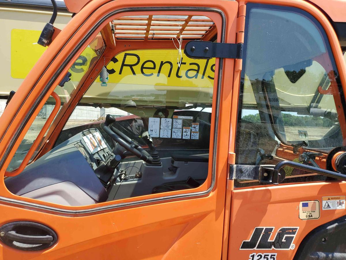2017 JLG 1255