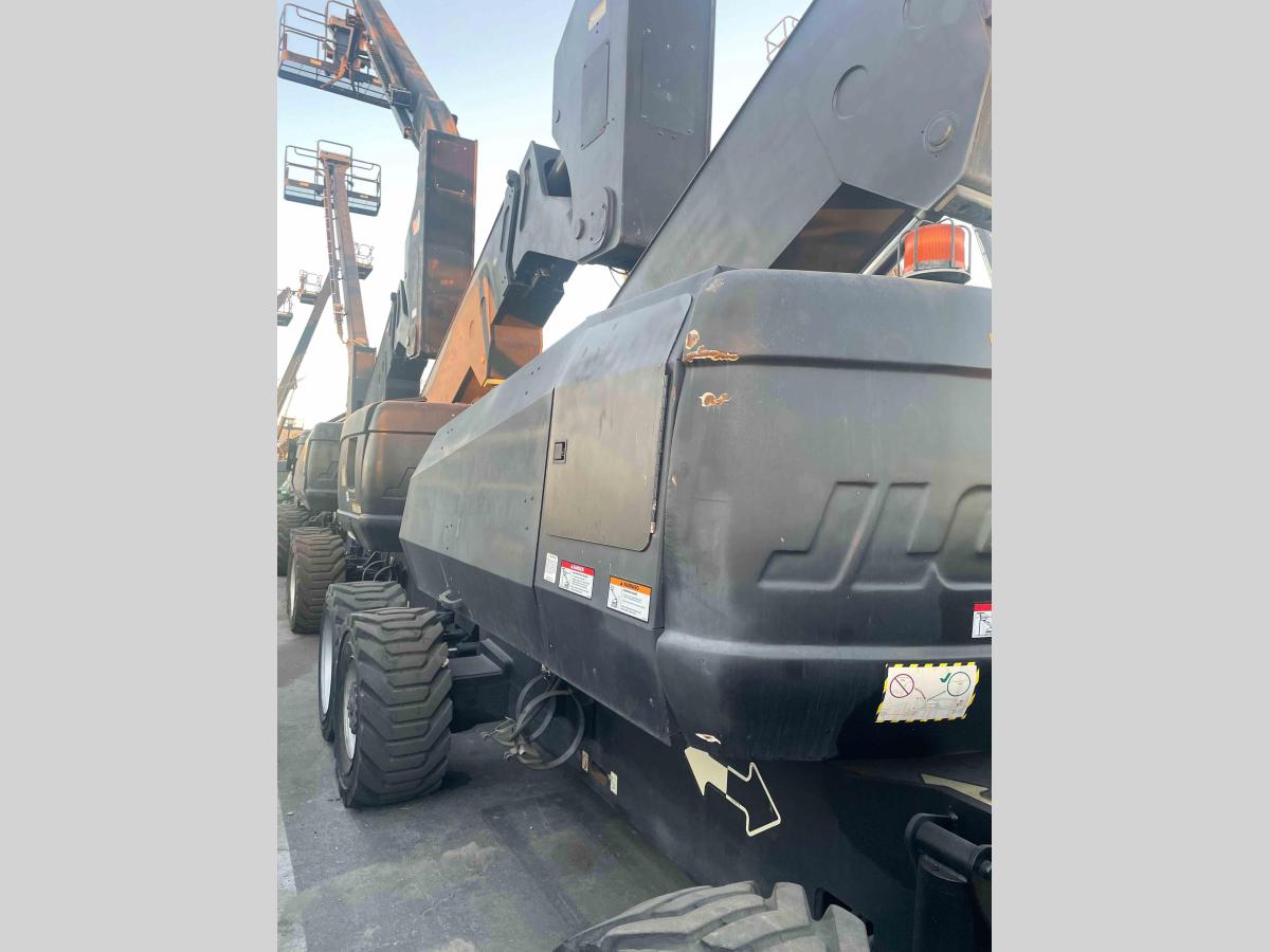 2012 JLG 800A