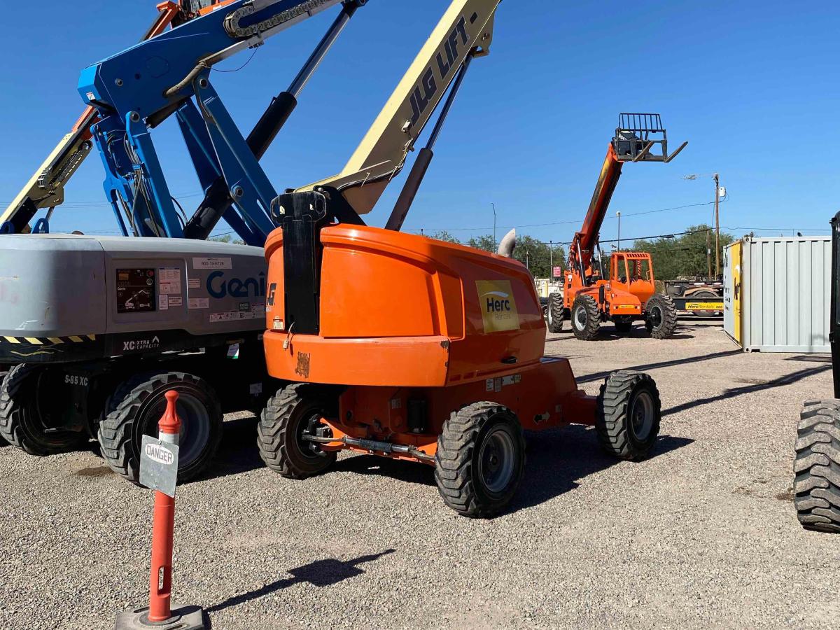 2017 JLG 400S