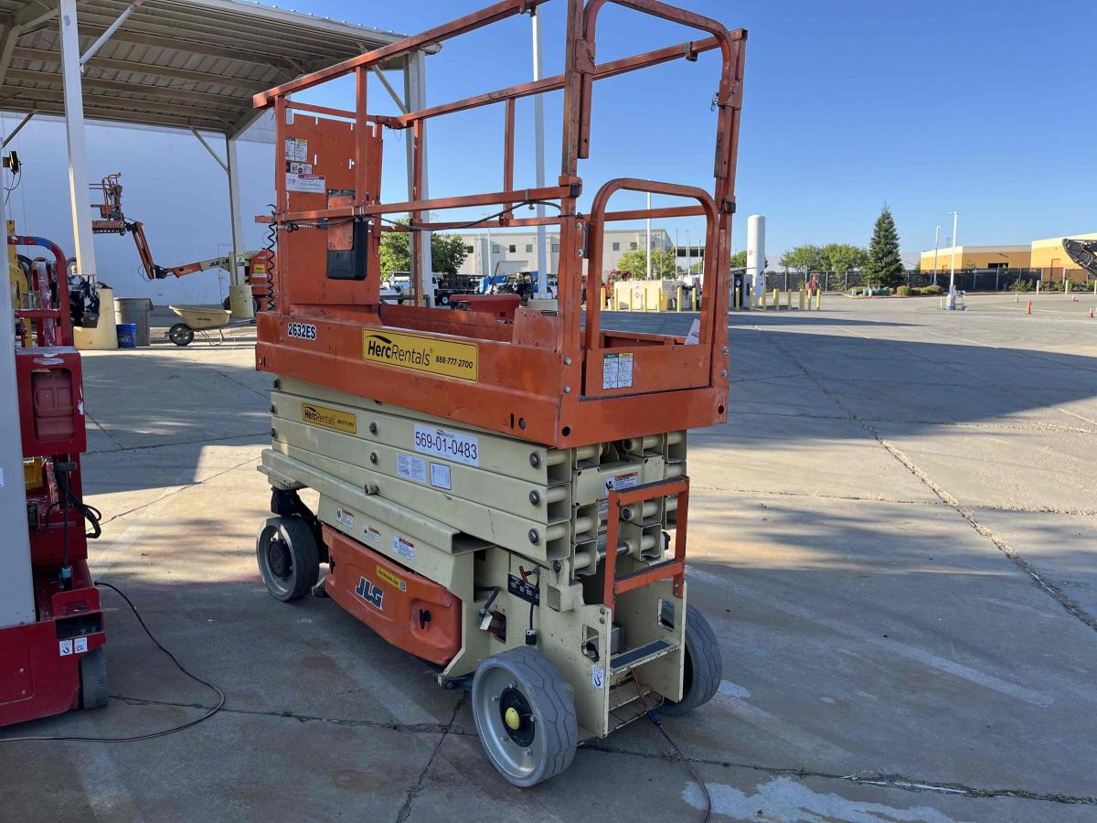 2017 JLG 2632ES-4