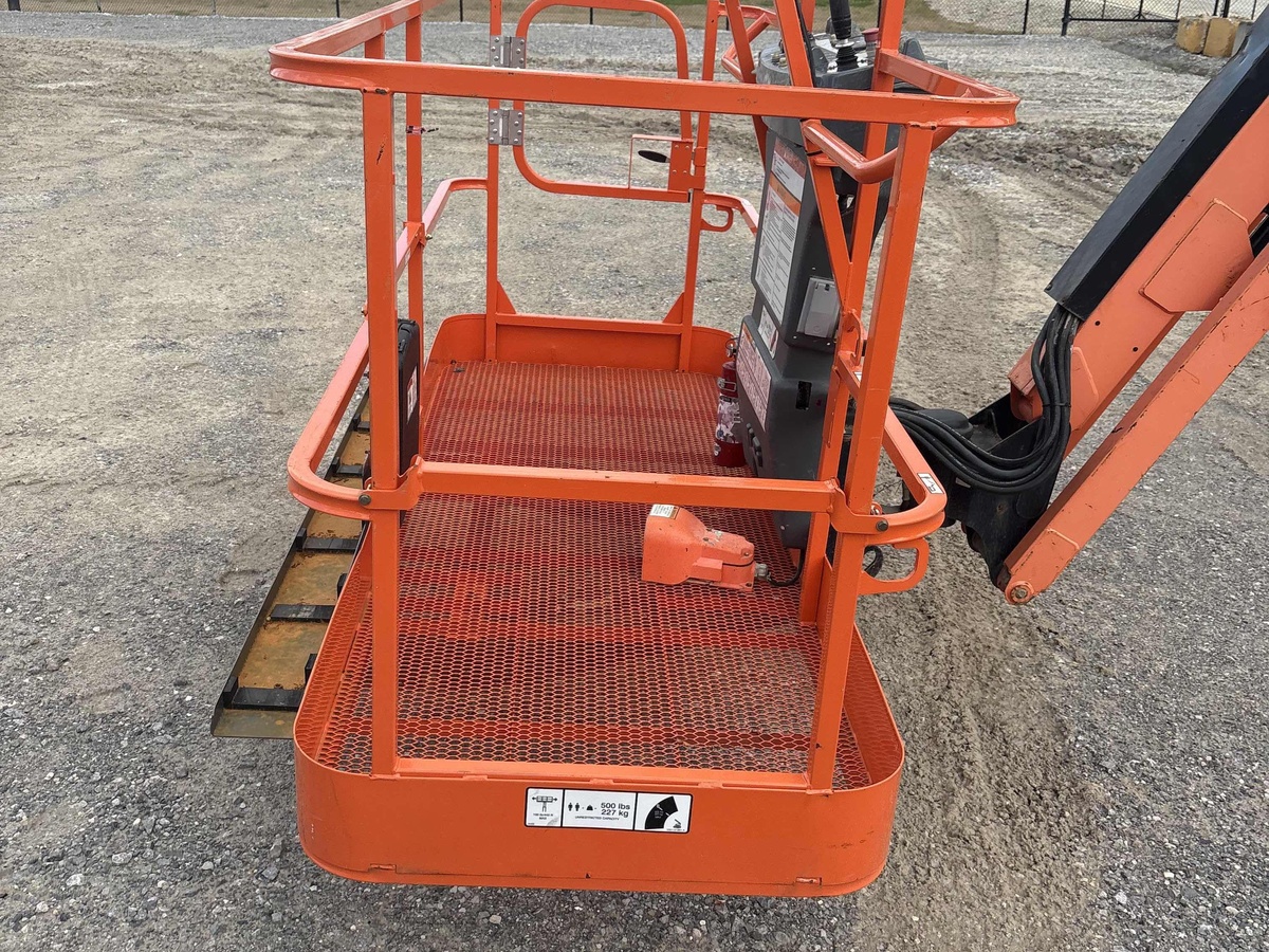 2017 JLG 600AJ-9