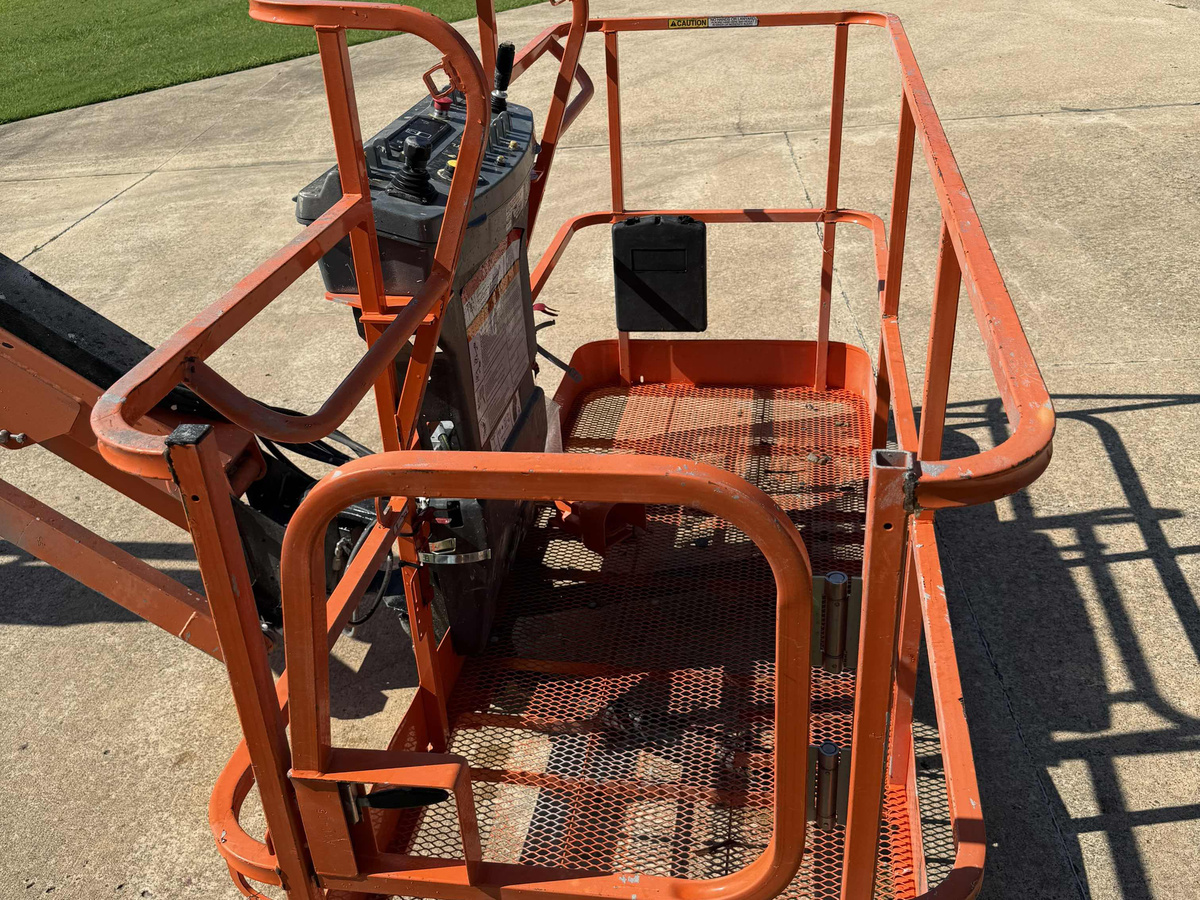 2017 JLG 600AJ-7