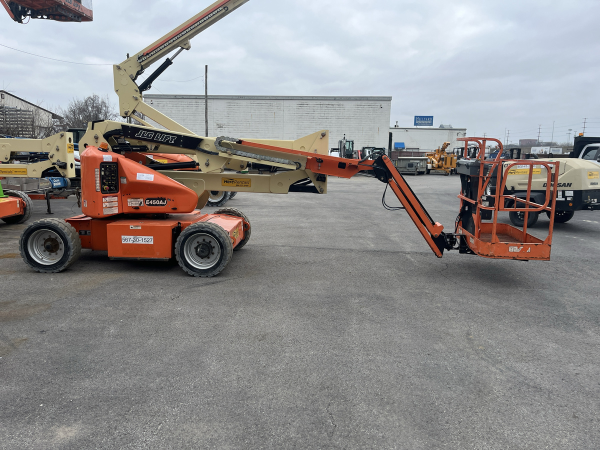 2017 JLG E450AJ-2