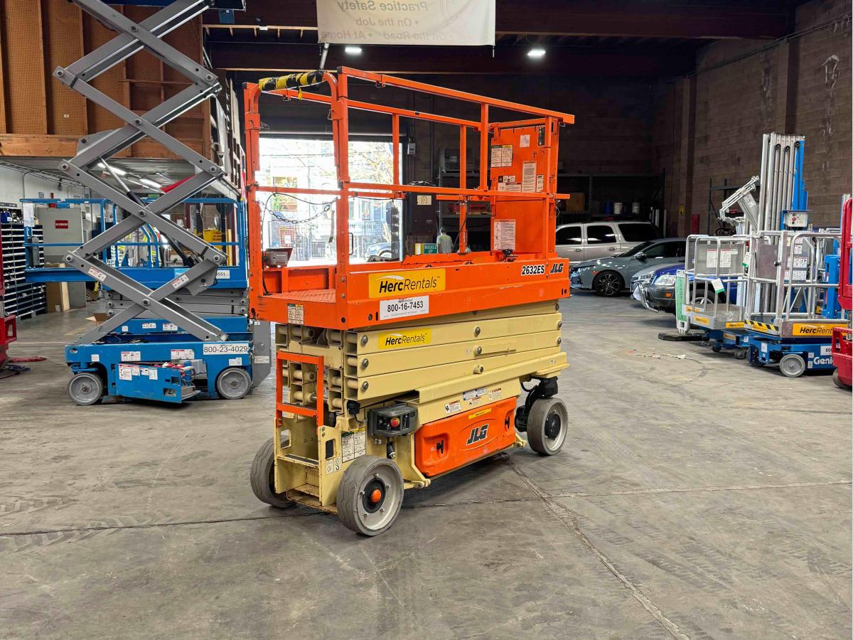 2017 JLG 2632ES