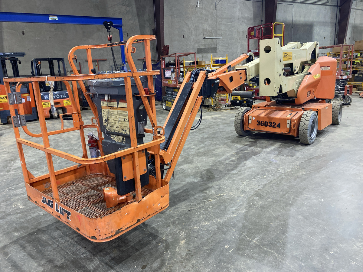 2016 JLG E400AJPN