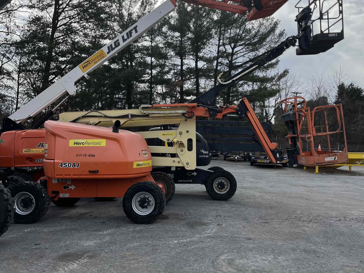 2017 JLG 450AJ