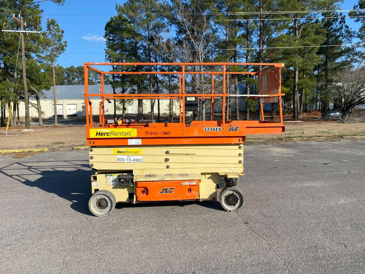 2017 JLG 3246ES