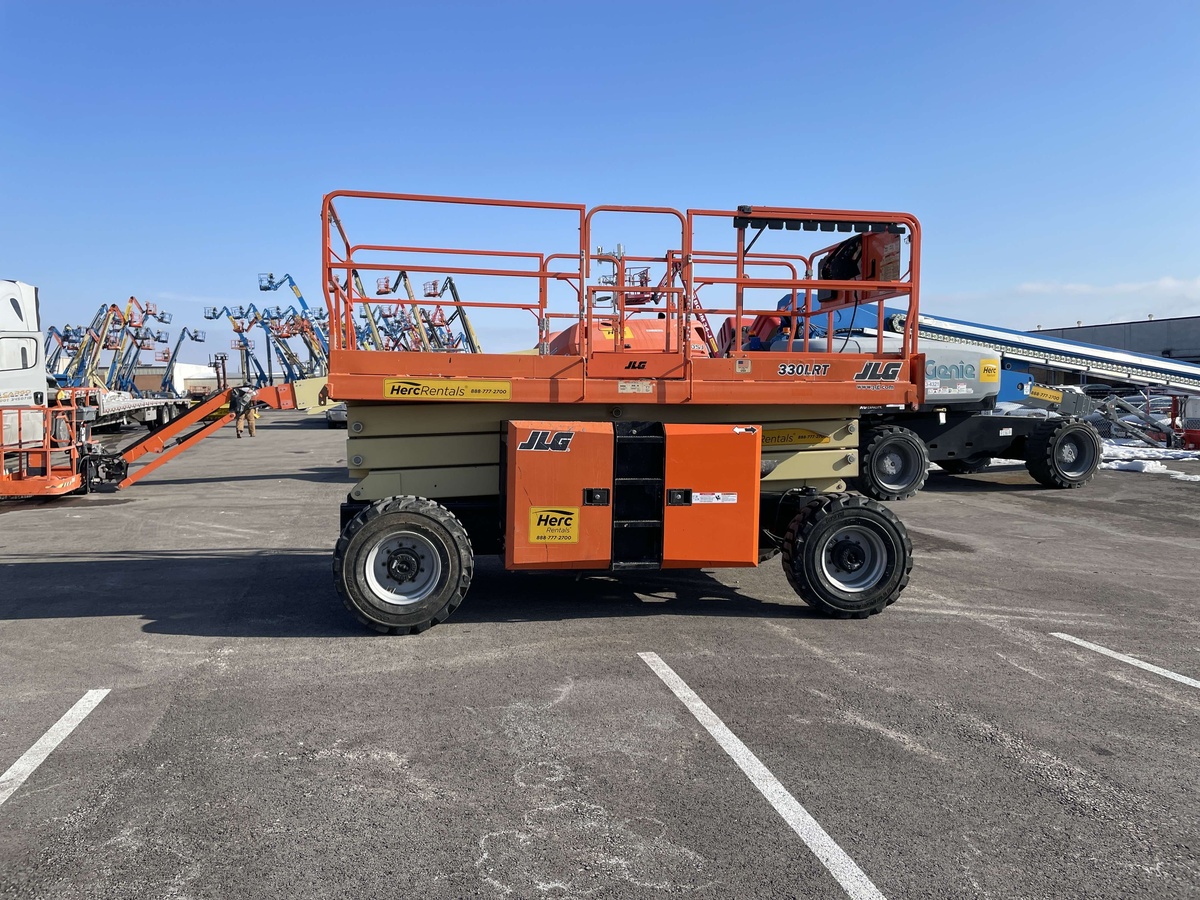 2018 JLG 330LRT