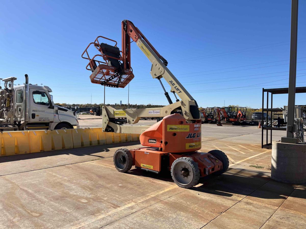 2017 JLG E450AJ