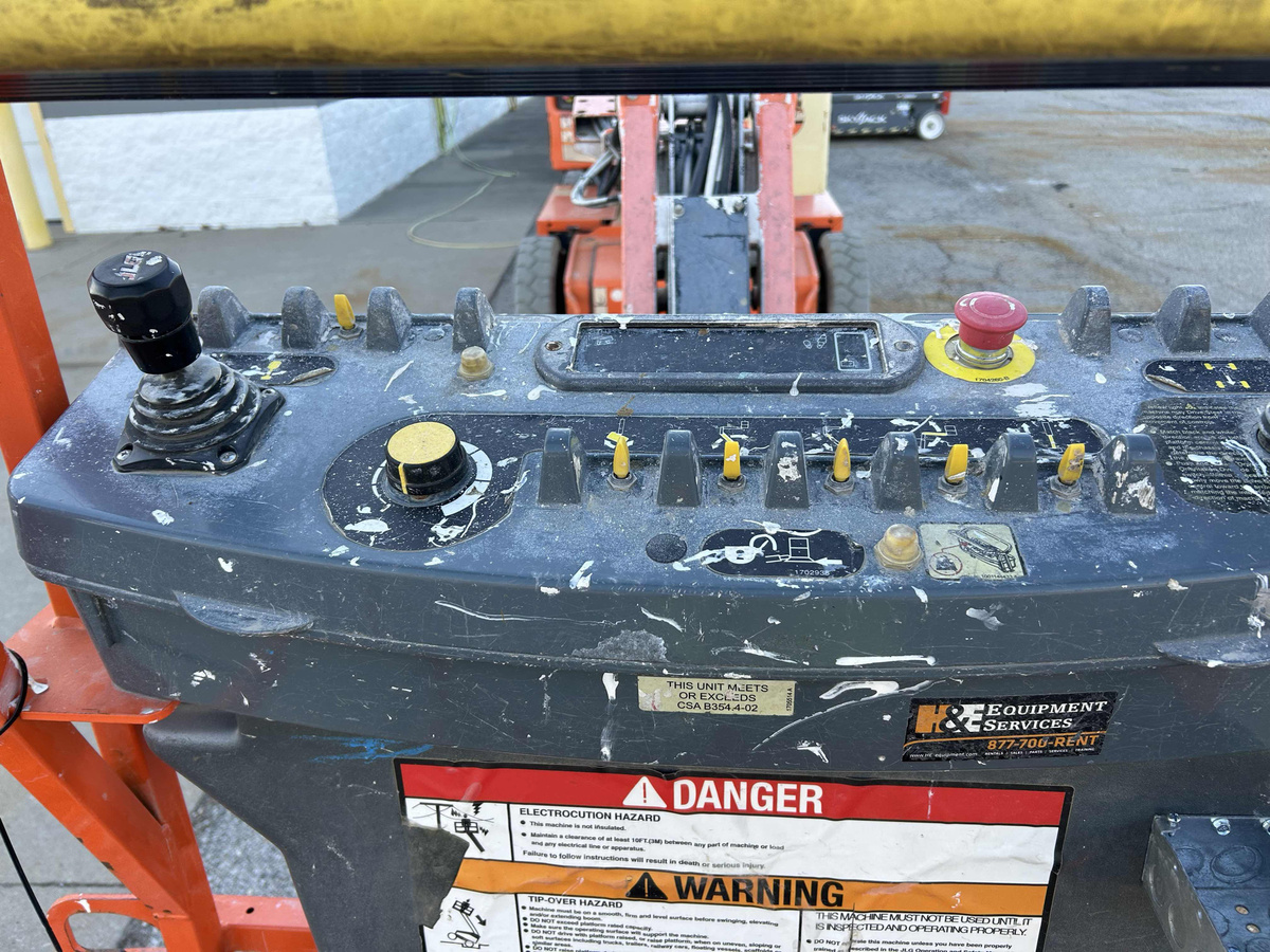 2017 JLG E400AJPN-7