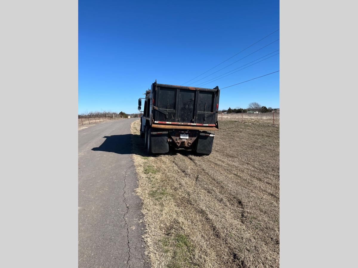 2017 Freightliner M2106