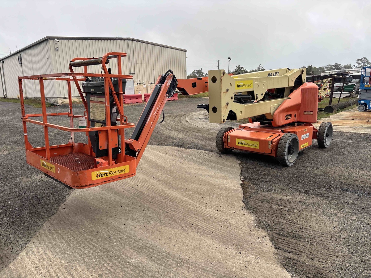 2017 JLG E450AJ-4