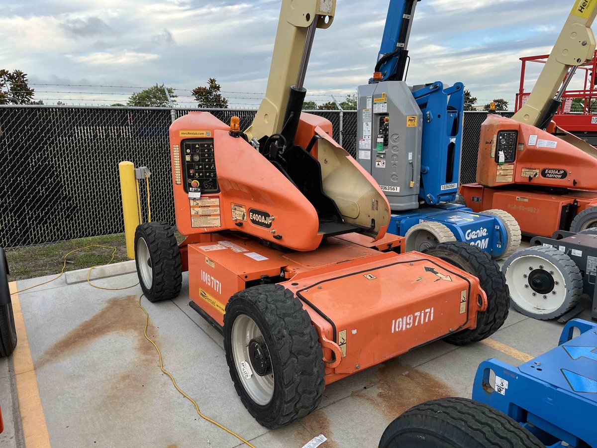 2016 JLG E400AJP-1