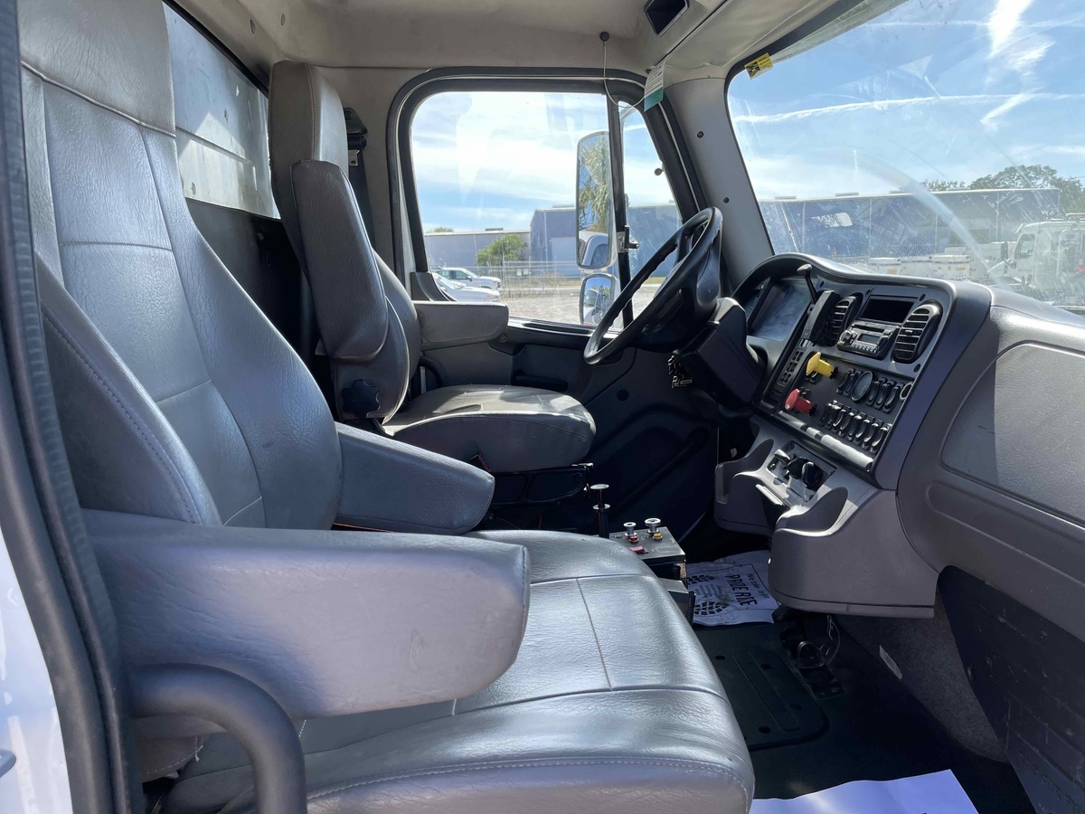 2016 Freightliner M2106-9