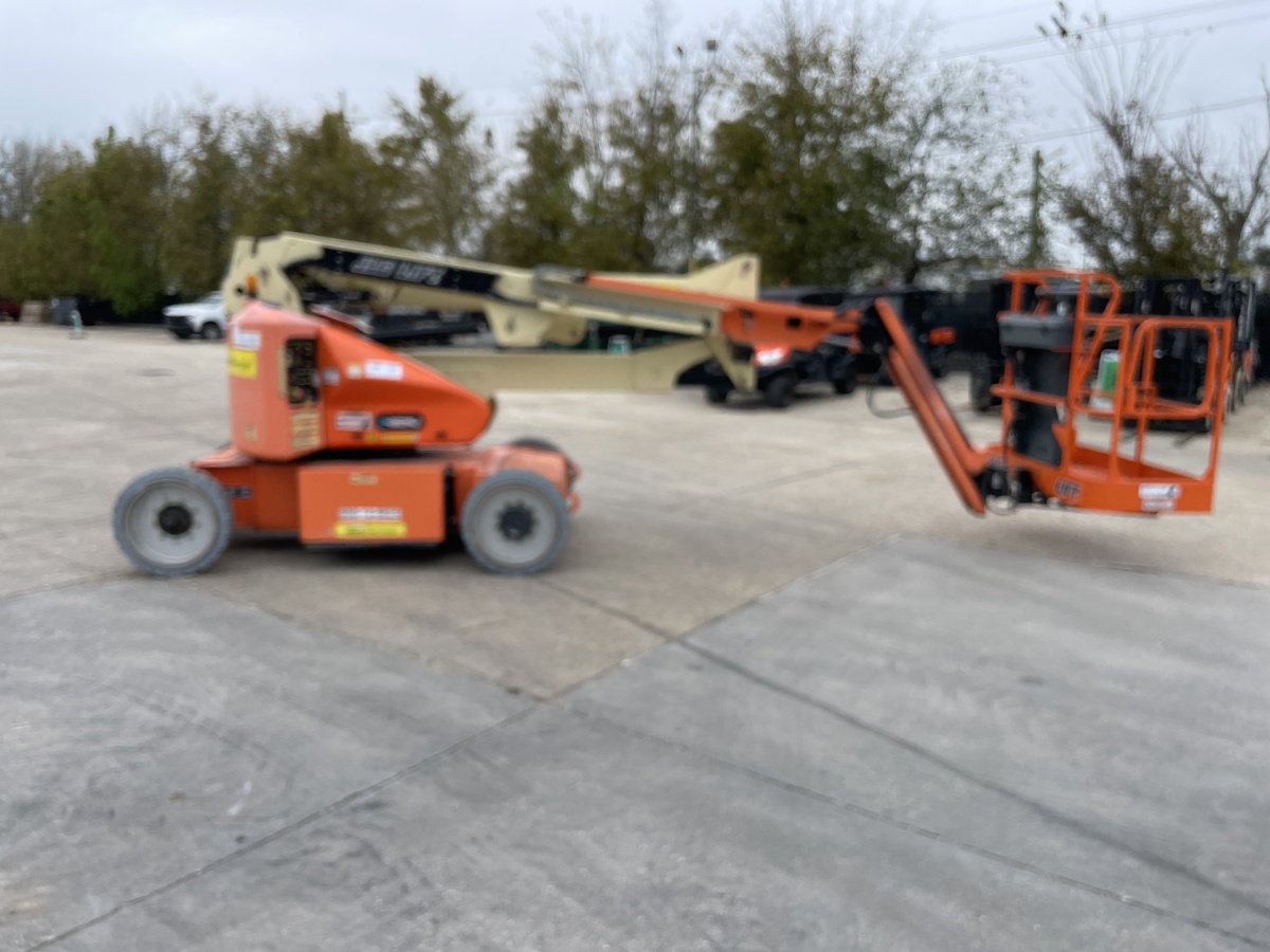 2017 JLG E450AJ-2