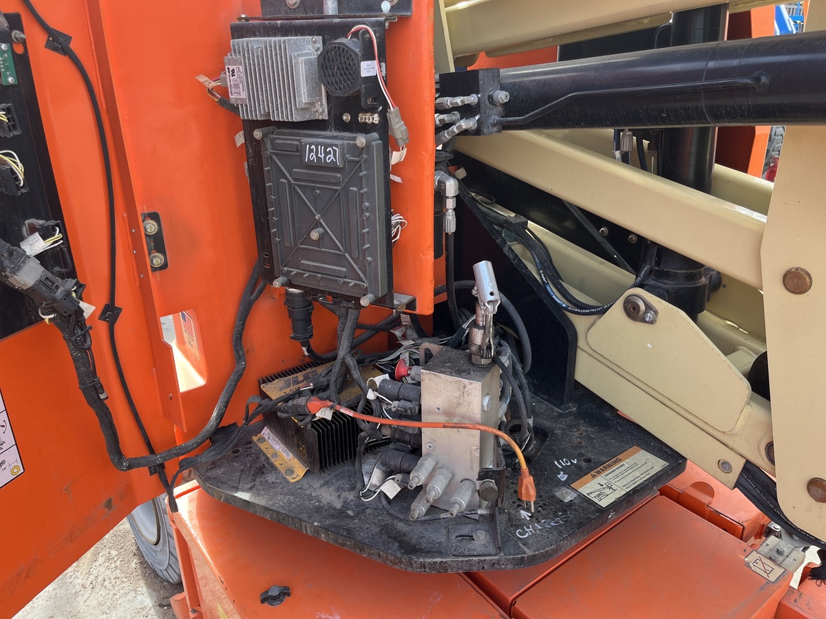 2017 JLG E300AJP-10