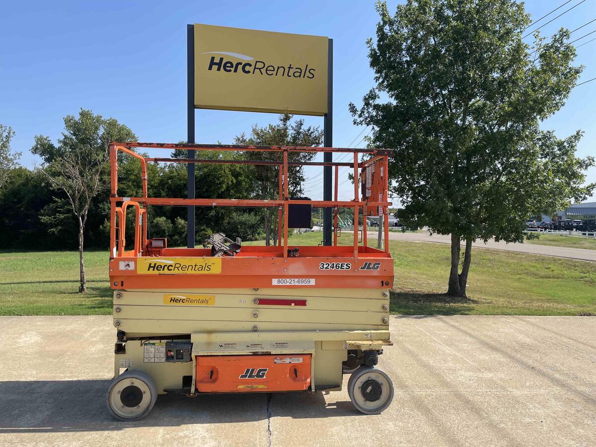 2018 JLG 3246ES