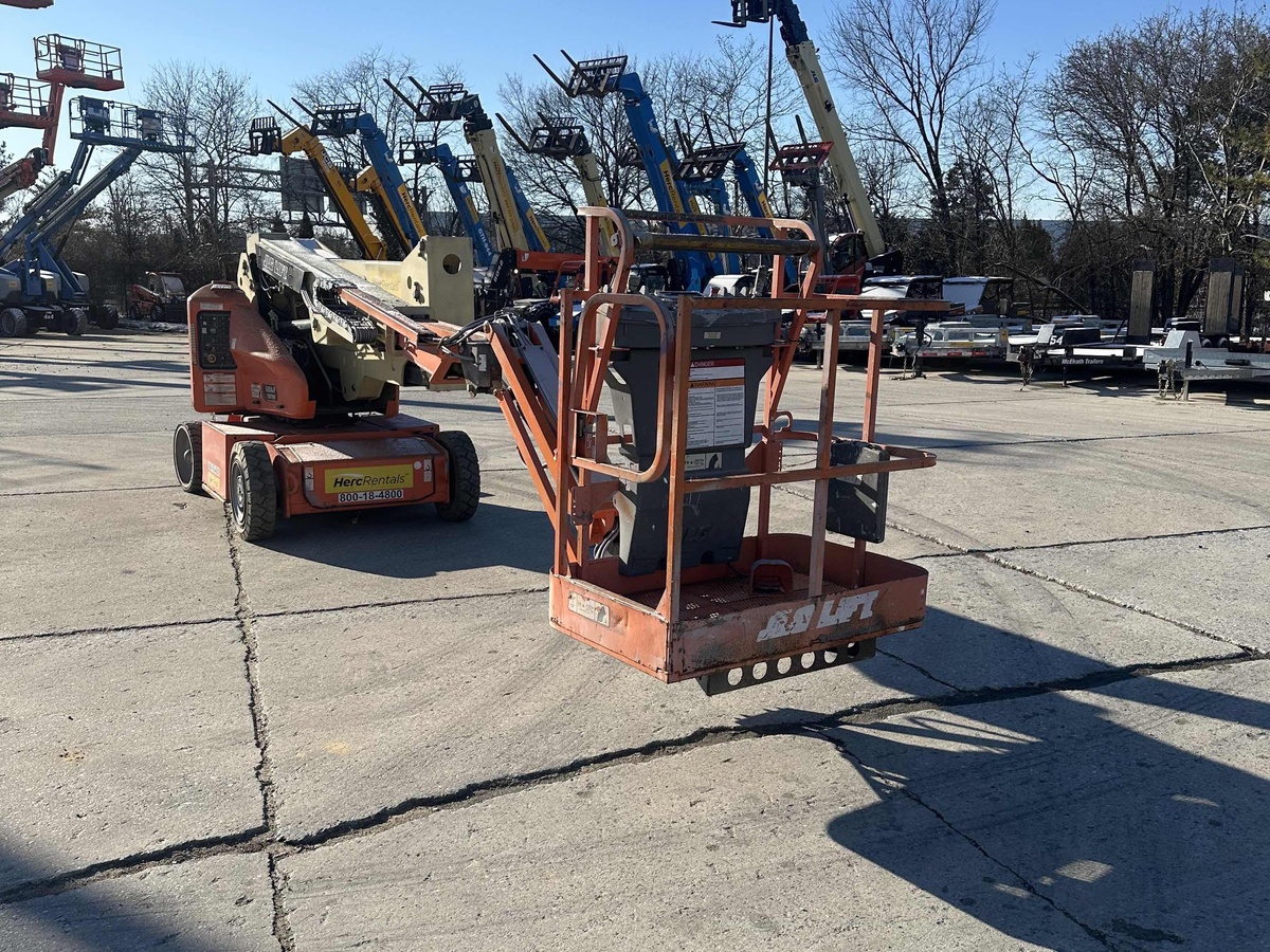 2017 JLG E400AJPN-2