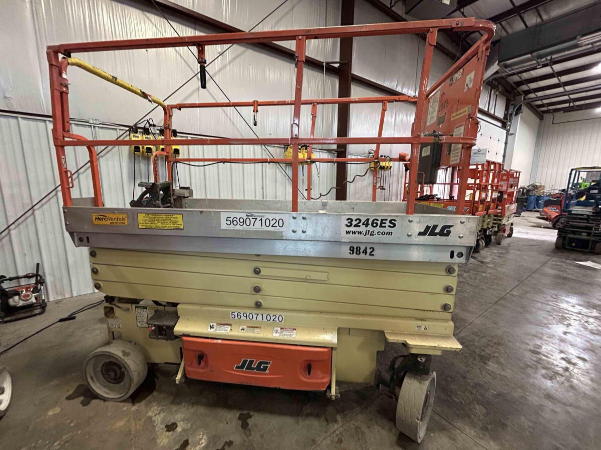 2013 JLG 3246ES