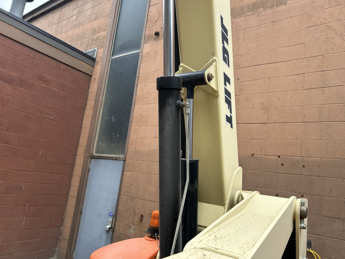 2017 JLG E400AJPN-11
