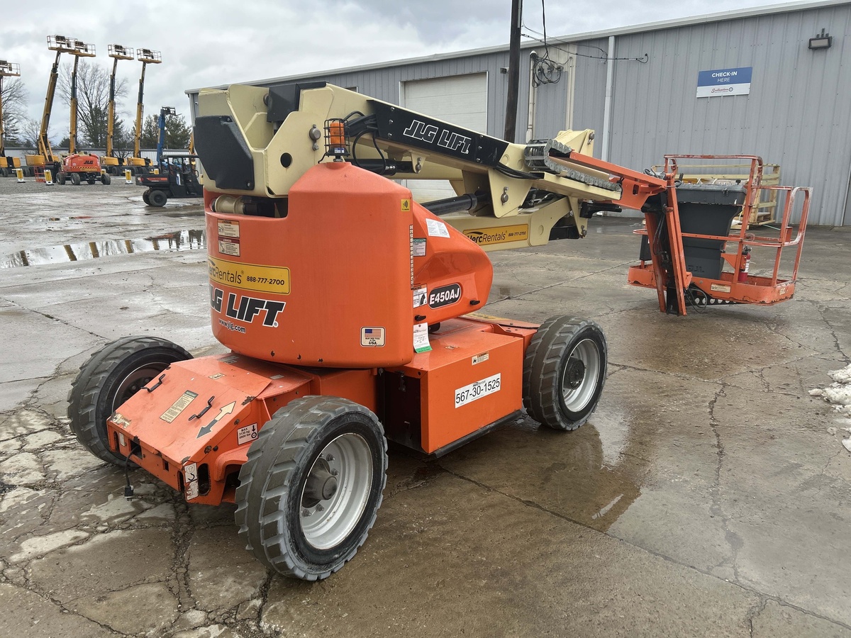 2017 JLG E450AJ-2