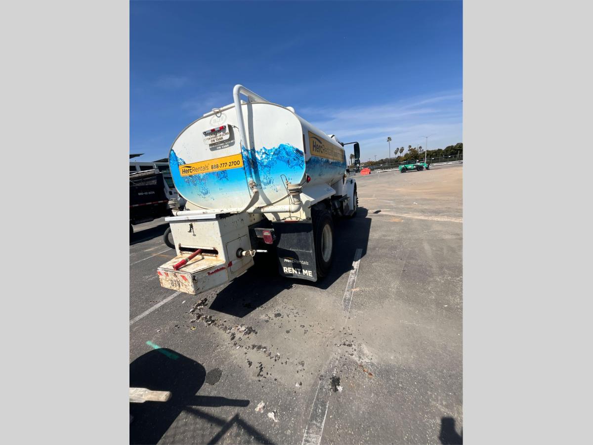2017 Freightliner M2106