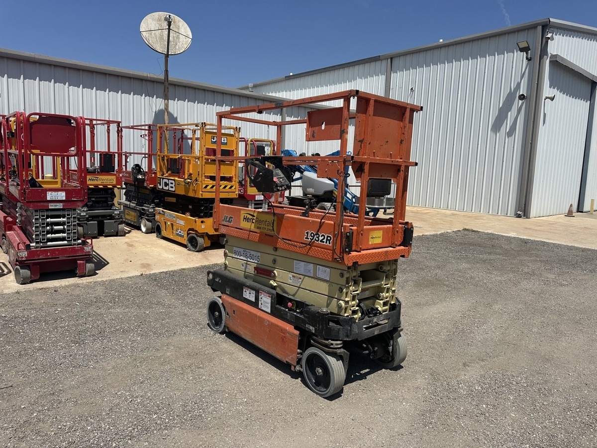 2017 JLG 1932R-4