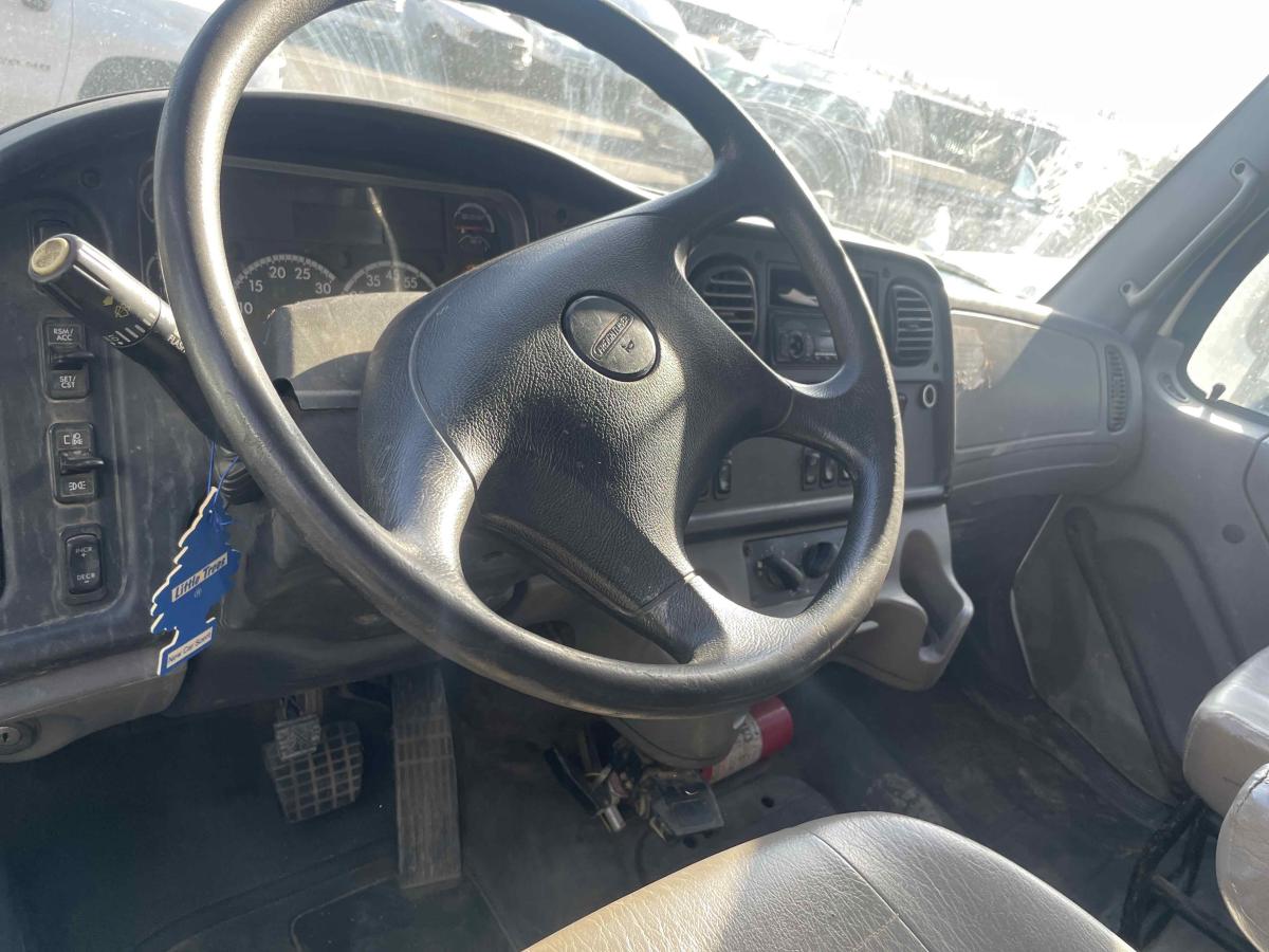 2016 Freightliner M2106