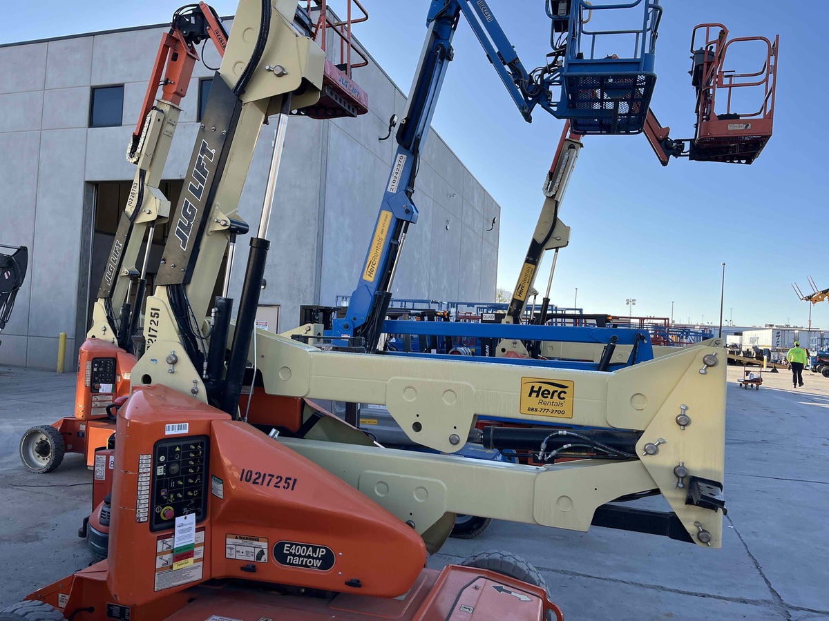 2017 JLG E400AJPN