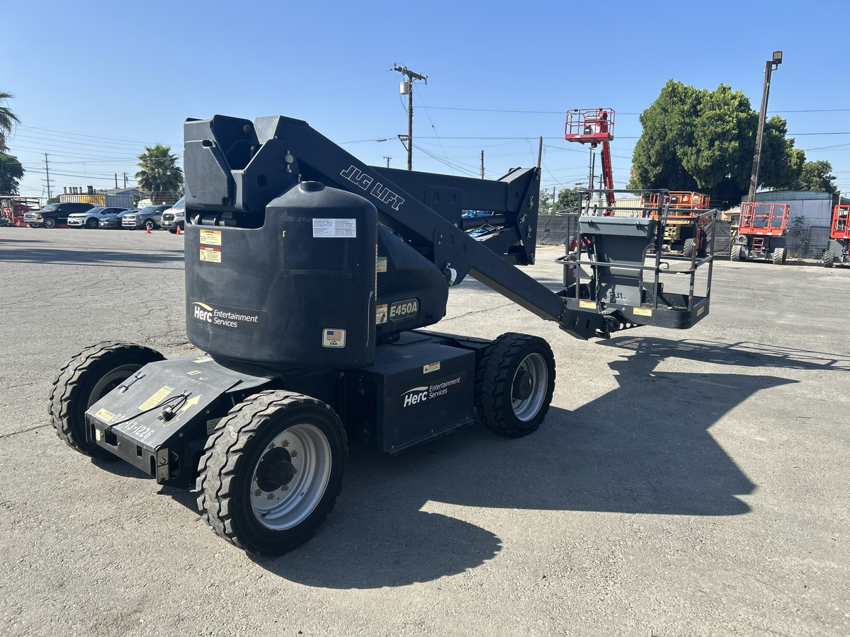 2016 JLG E450A