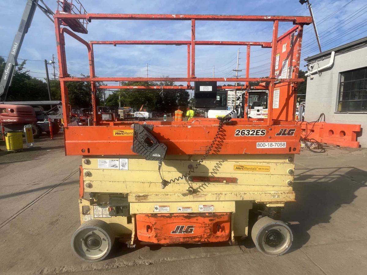 2017 JLG 2632ES-1
