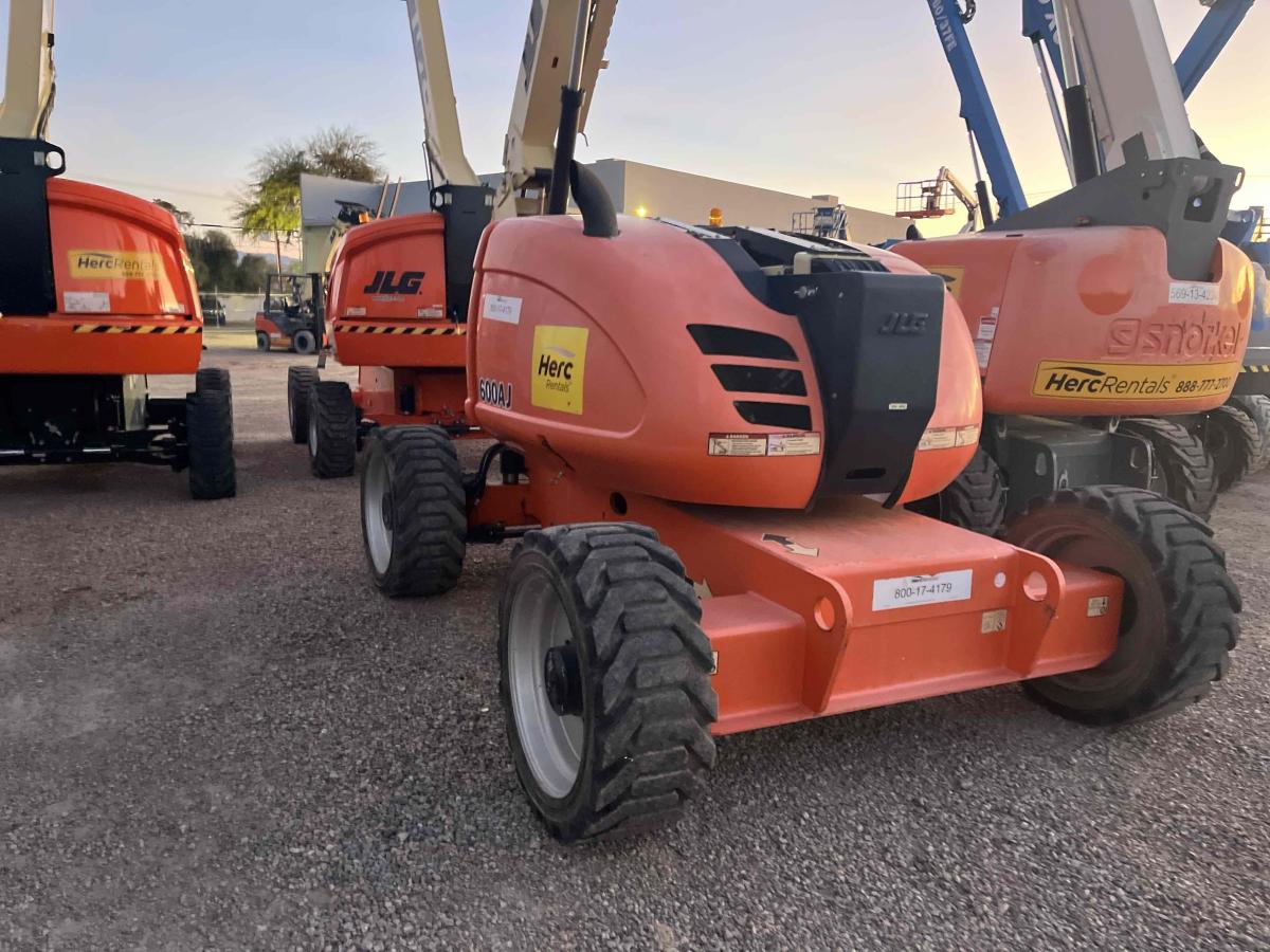 2017 JLG 600AJ