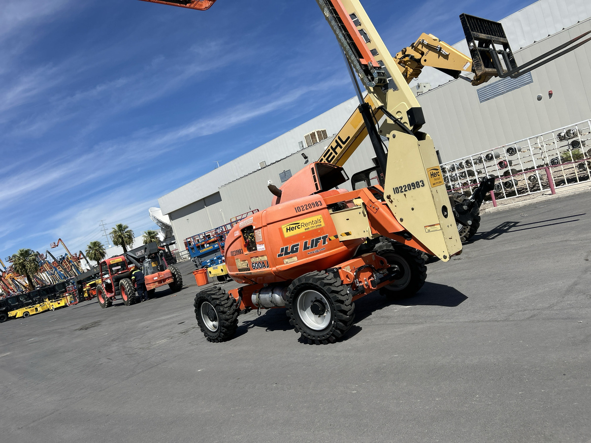 2017 JLG 600AJN Narrow