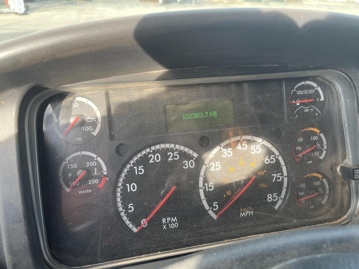 2017 Freightliner M2106