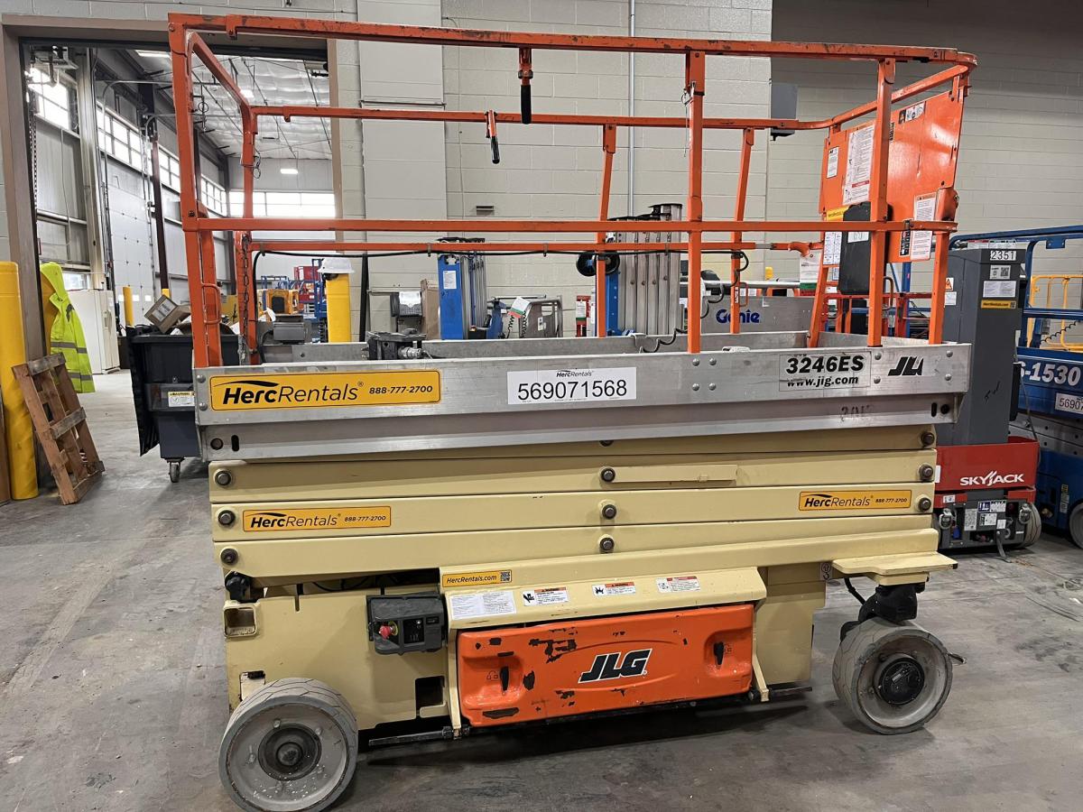 2014 JLG 3246ES