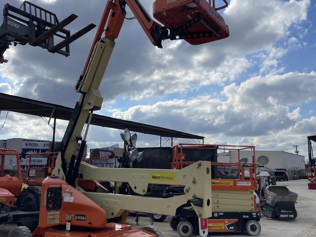 2017 JLG E450AJ-3